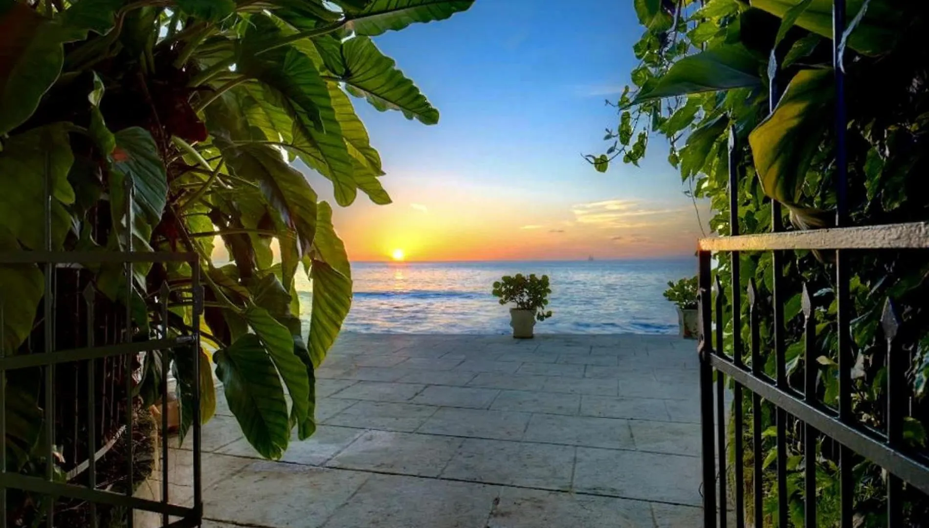 Exquisite Villa Which In Crescent-Shaped Shoreline Saint James