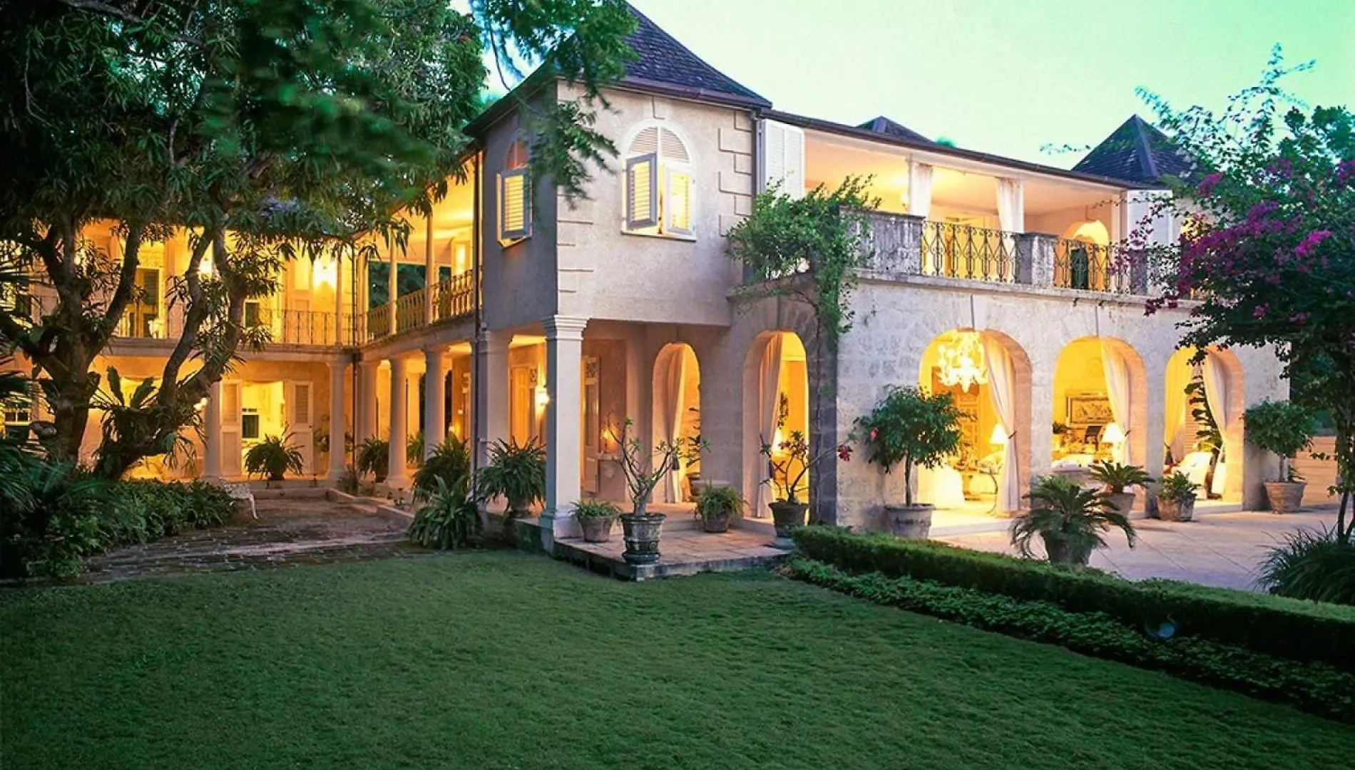 Exquisite Villa Which In Crescent-Shaped Shoreline Saint James